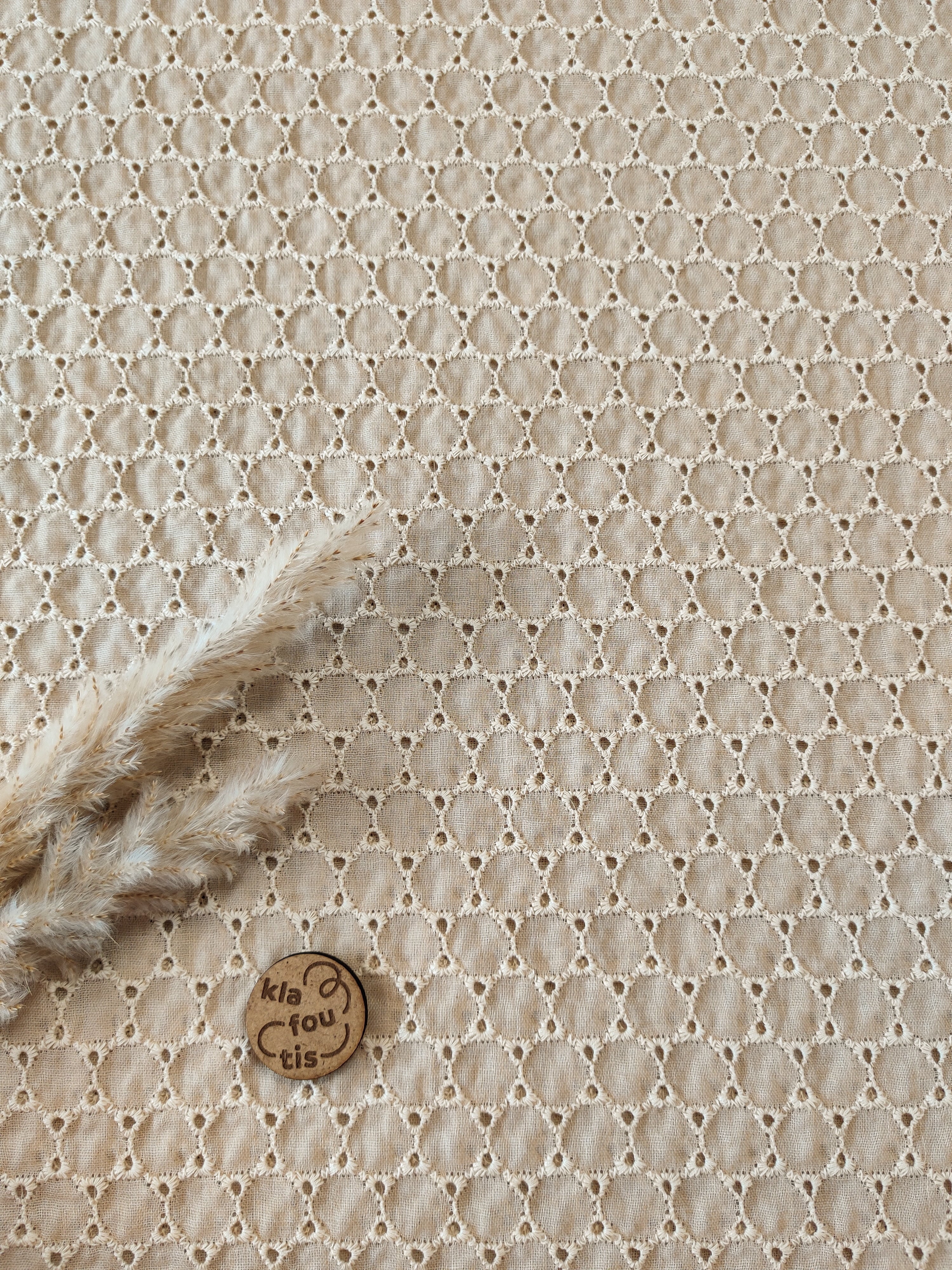 Voile de coton brodé beige - Charme discret