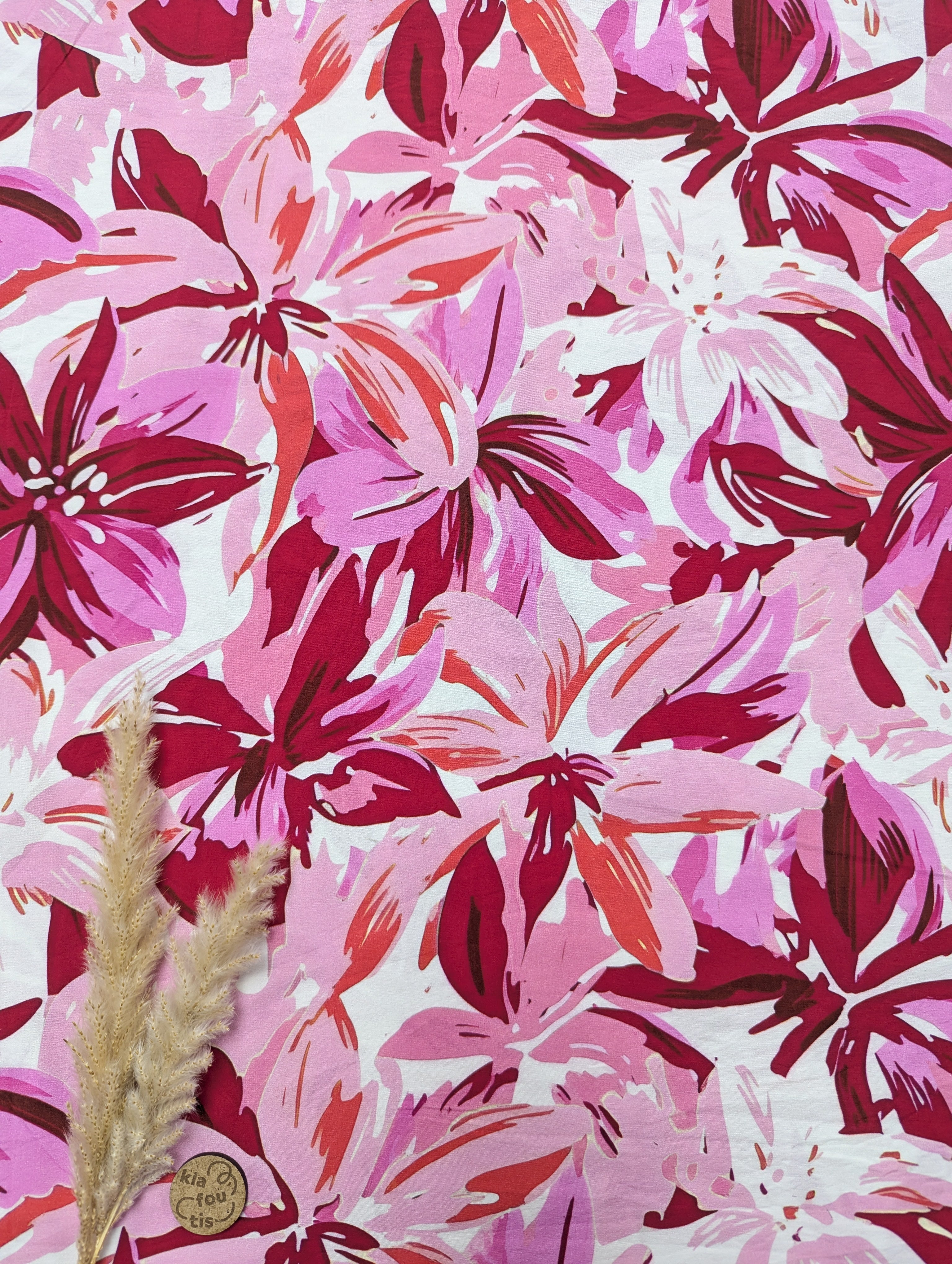 Popeline de viscose écru - fleurs en camaïeu de rose
