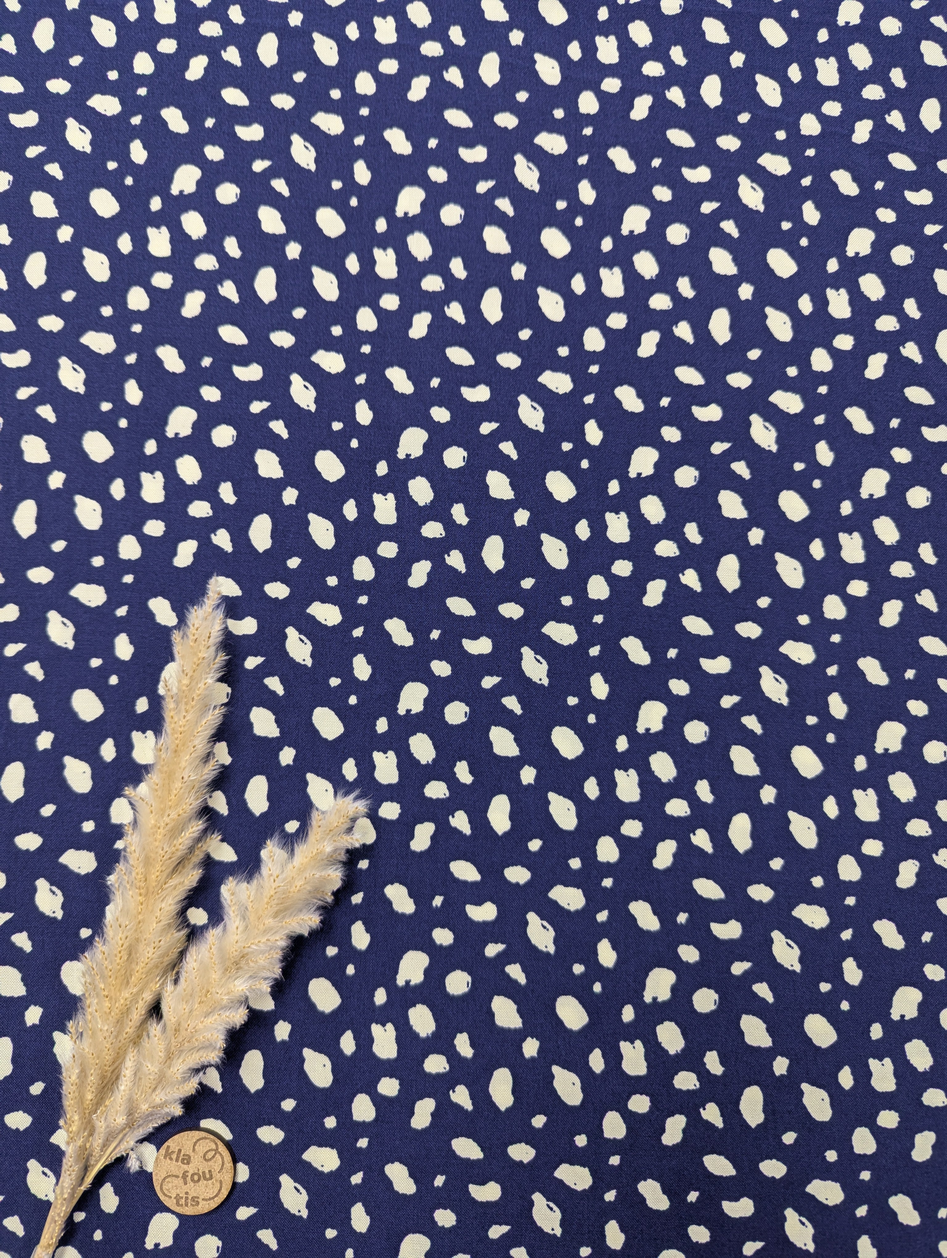 Popeline de viscose bleu à taches blanches