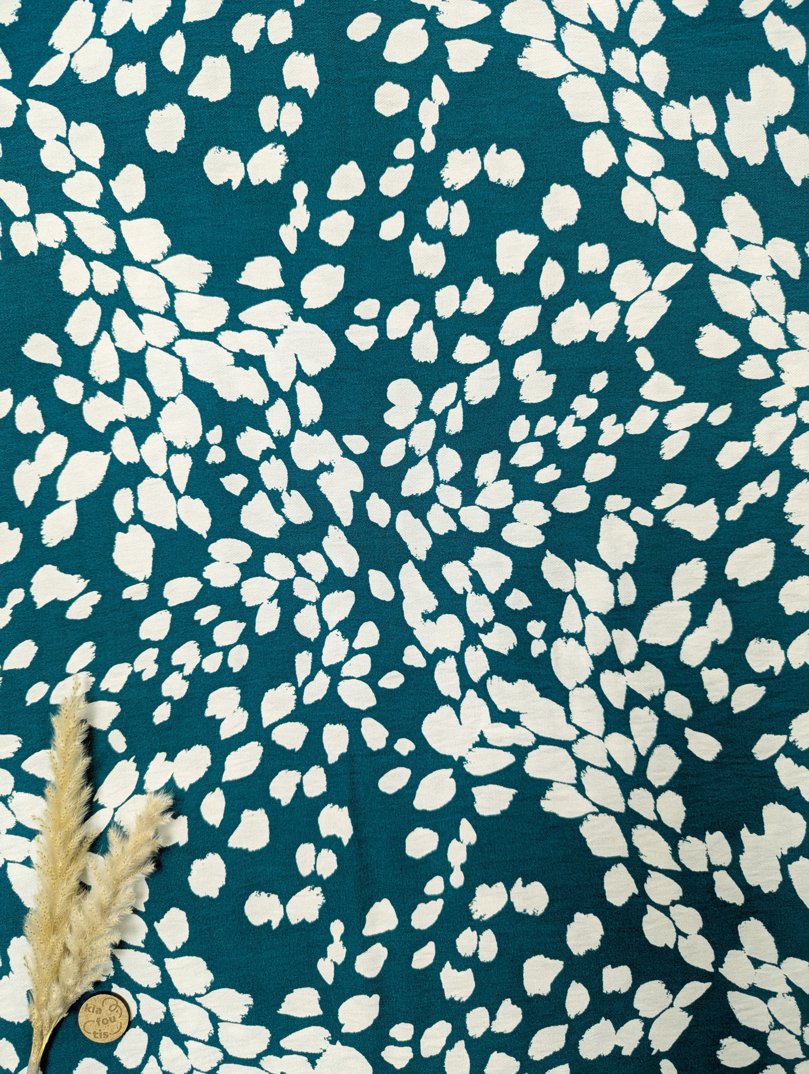 Crêpe de viscose pétrole - par touches